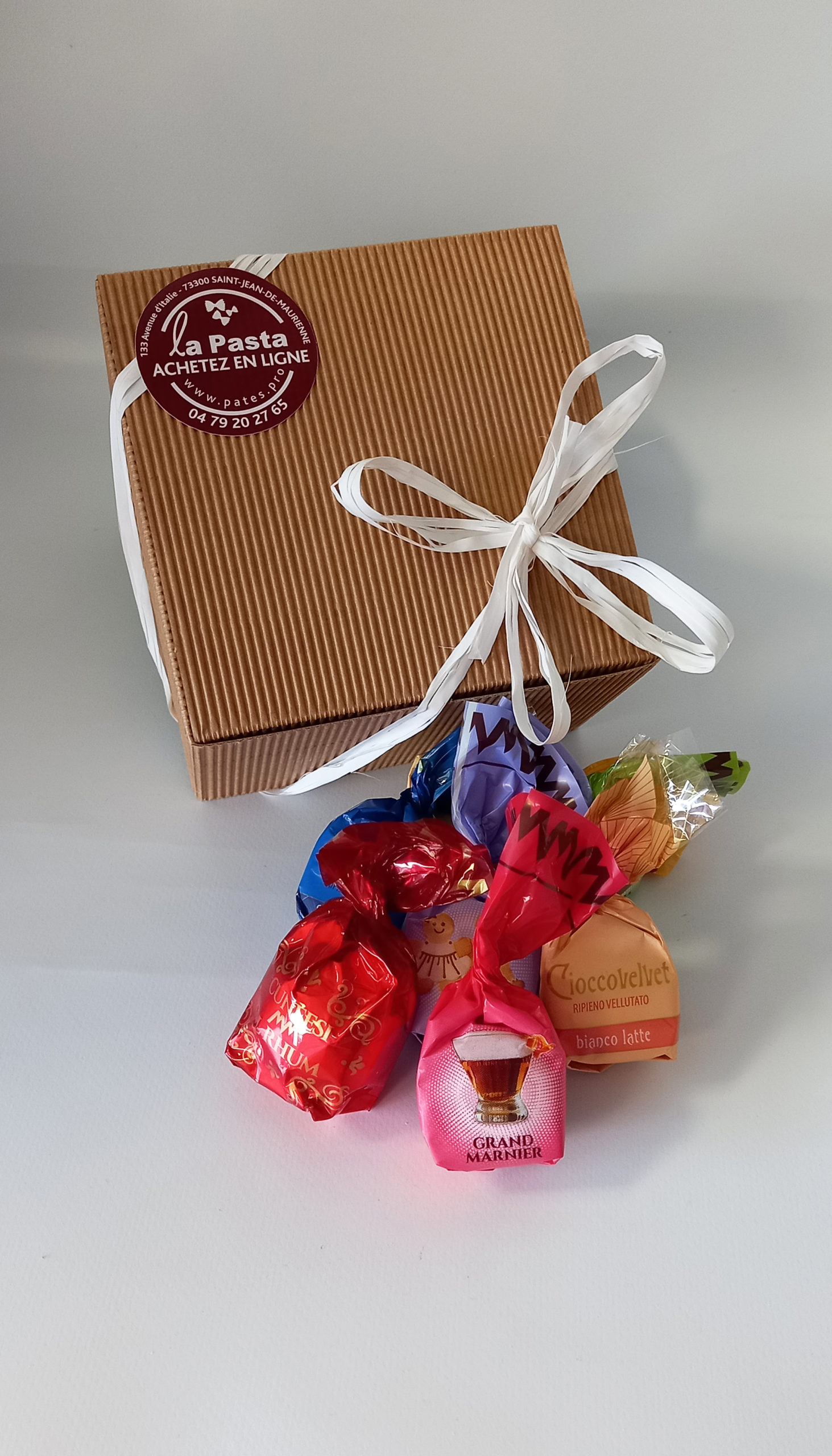 Assortiment de 20 chocolat avec et sans alcool (400g) - Pâtes artisanales  des Alpes